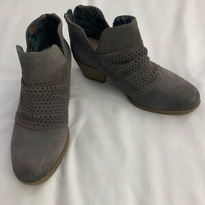 EARTH ORIGINS Women's Amanda Ankle Bootie Grey Suede Size 6 1/2W